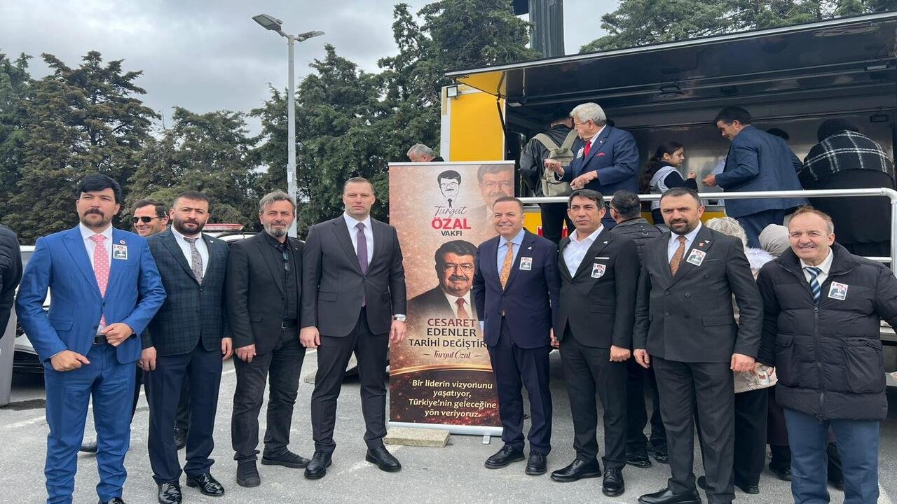 8 Cumhurbaskani Turgut Ozal Topkapida Dualarla Anildi 1