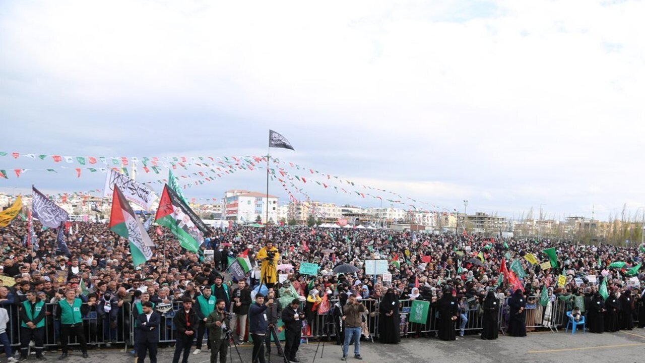 Batmanda Onbinler Yagmur Altinda Peygamber Sevdasina Kostu 3