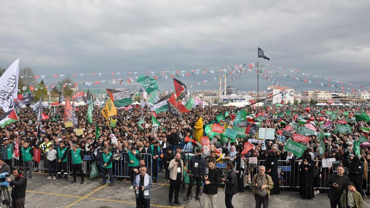 Batmanda Onbinler Yagmur Altinda Peygamber Sevdasina Kostu