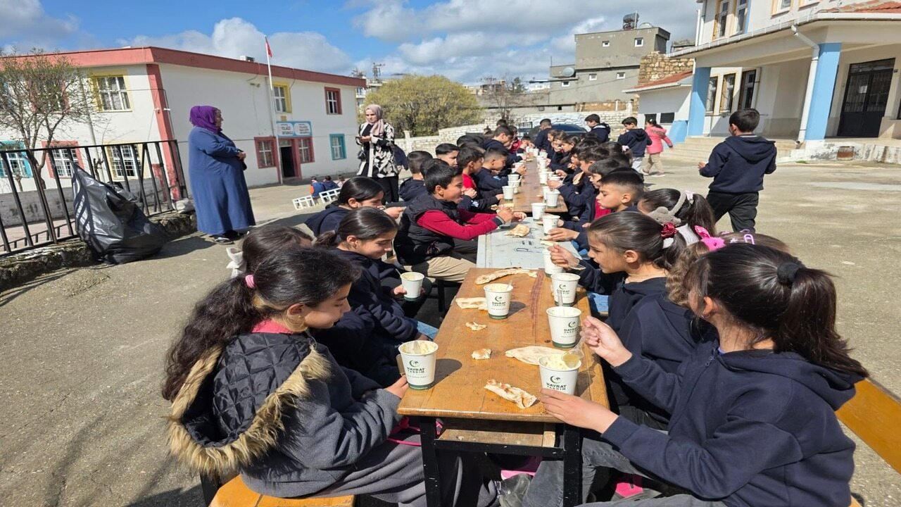 Hayrat Insani Yardim Okullarda Paylasmayi Ogretiyor 1