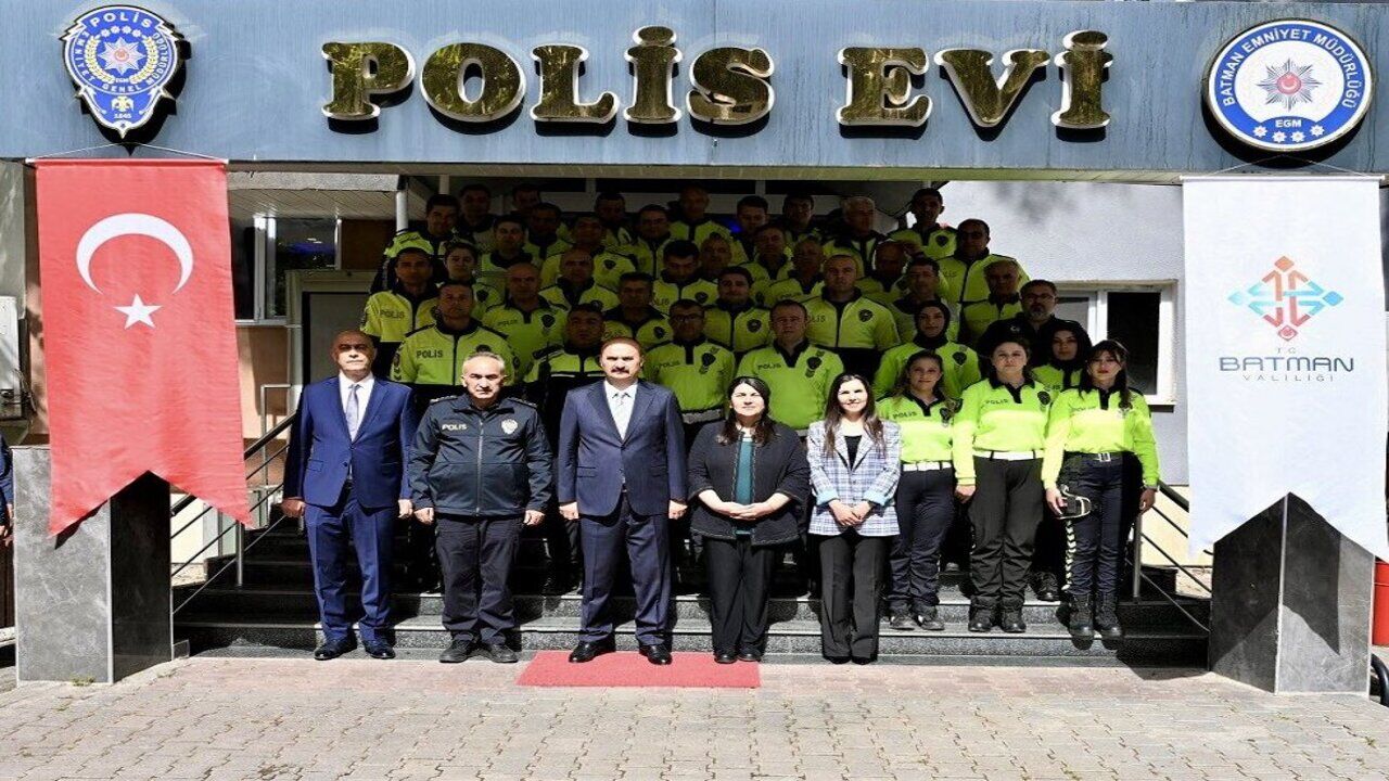 Vali Canalpten Trafik Polislerine Basari Belgesi 1