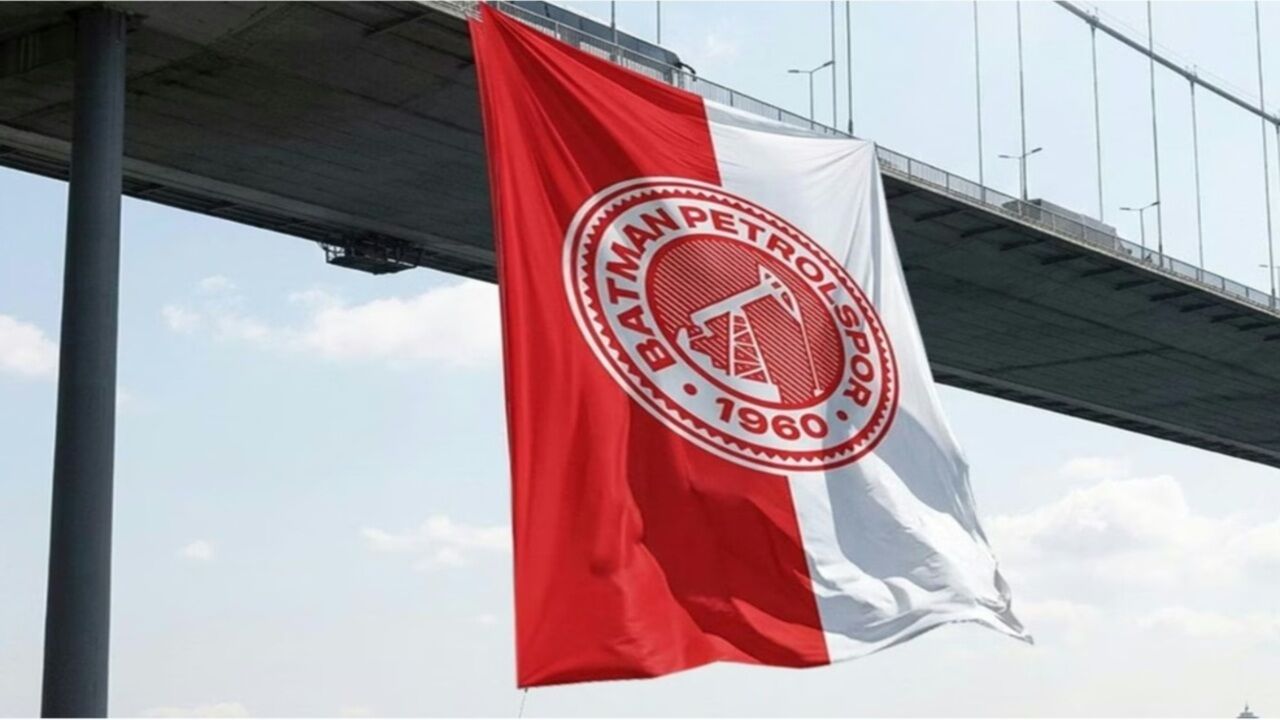 Şampiyon Batman Petrolspor’un Bayrağı FSM Köprüsü’nde