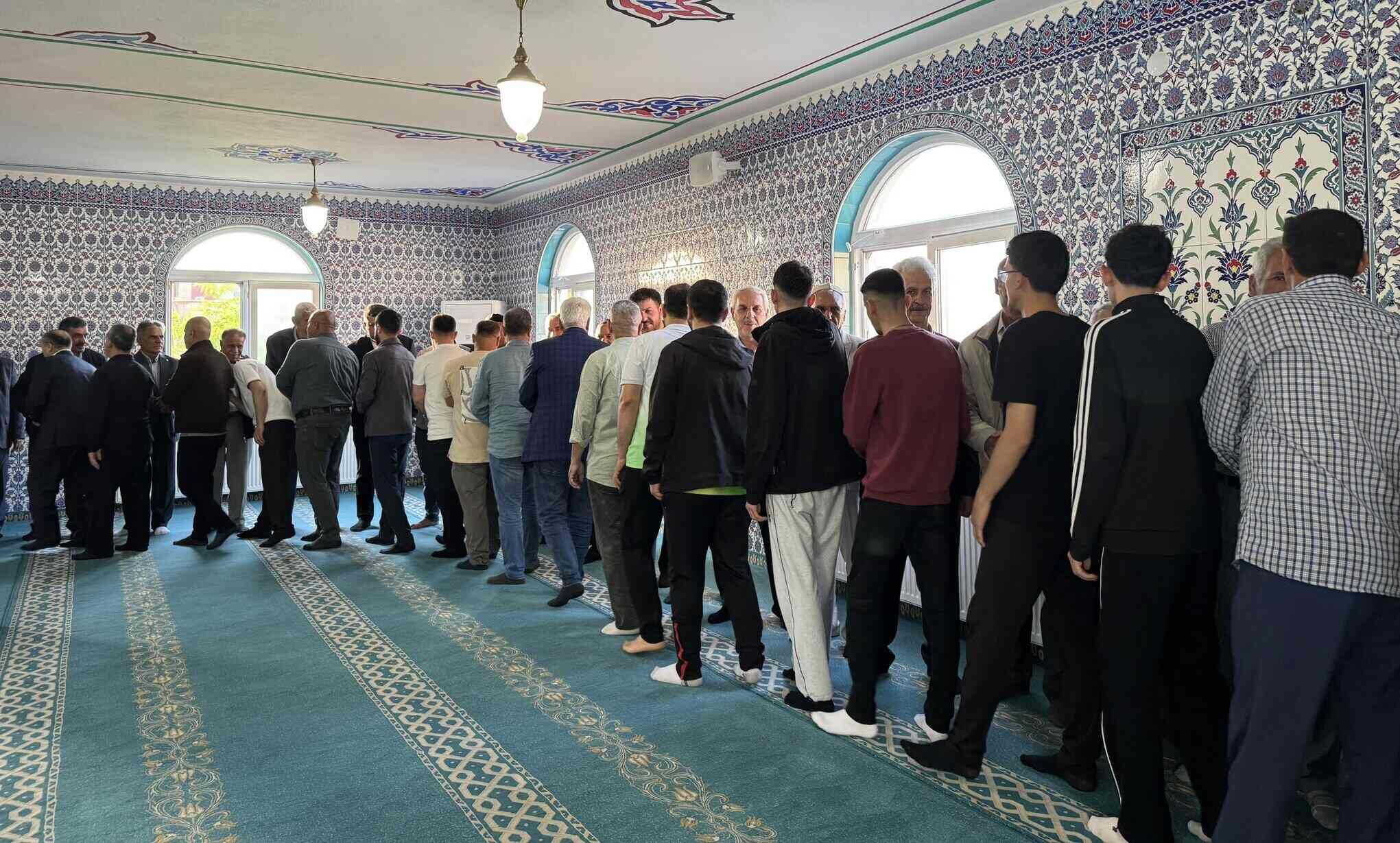 Huda Par Genel Baskani Yapicioglu Ve Milletvekili Ramanli Batmanda Vatandaslarla Bayramlas 1