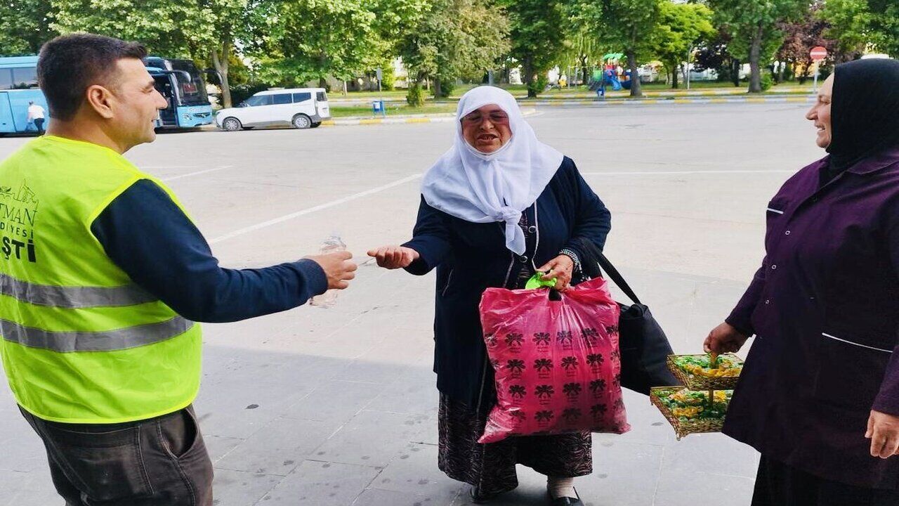 Otobüs Terminalinde Yolculara Şeker ve Kolonya İkramı