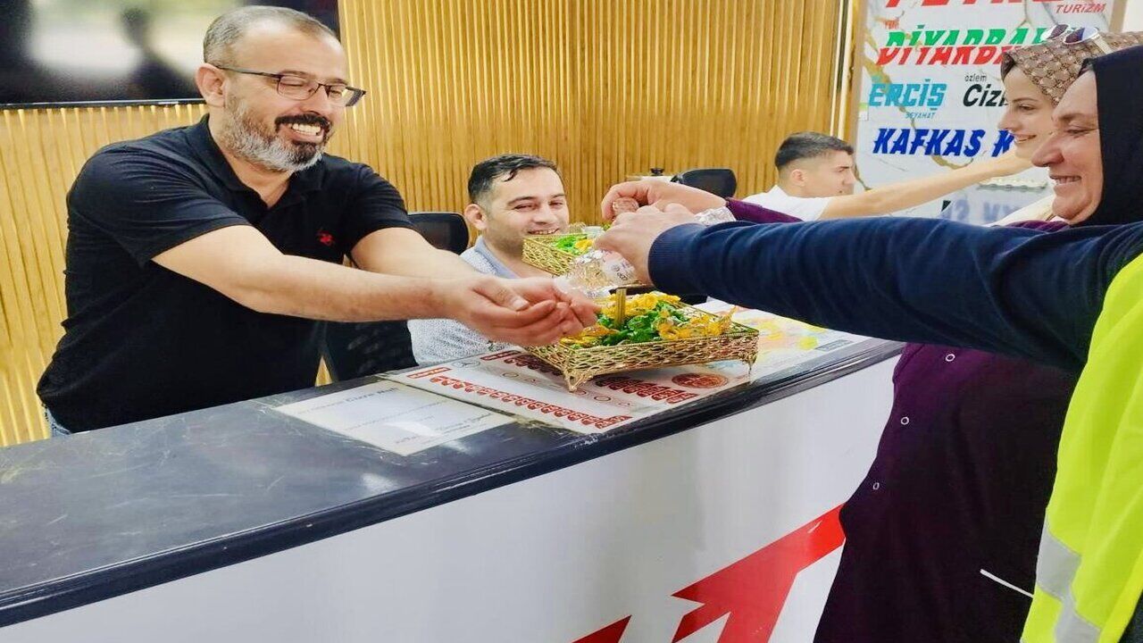 Otobus Terminalinde Yolculara Seker Ve Kolonya Ikrami 2