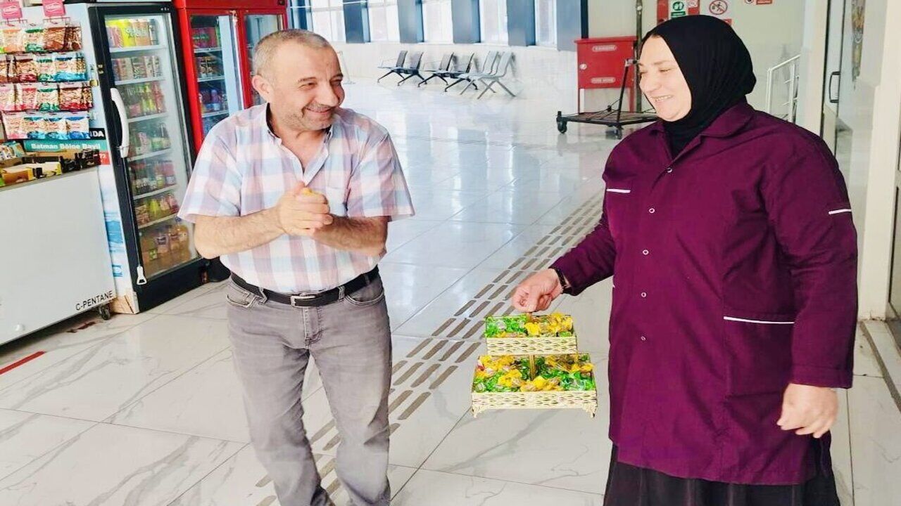 Otobus Terminalinde Yolculara Seker Ve Kolonya Ikrami