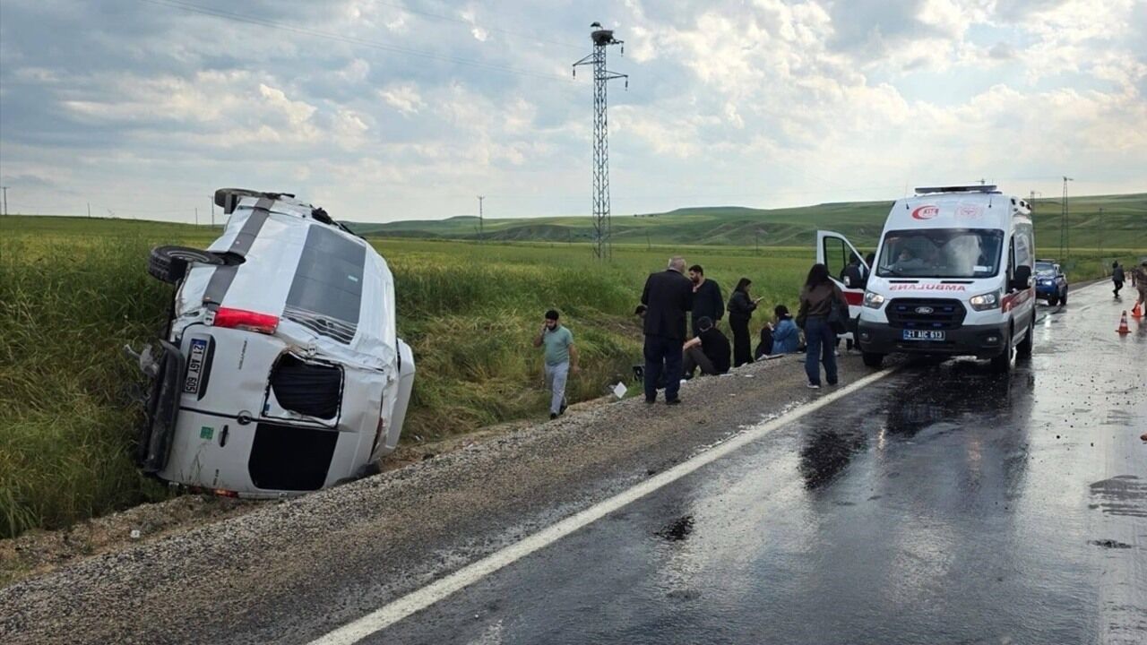 Diyarbakır’da Yolcu Minibüsü Devrildi, 11 Kişi Yaralandı
