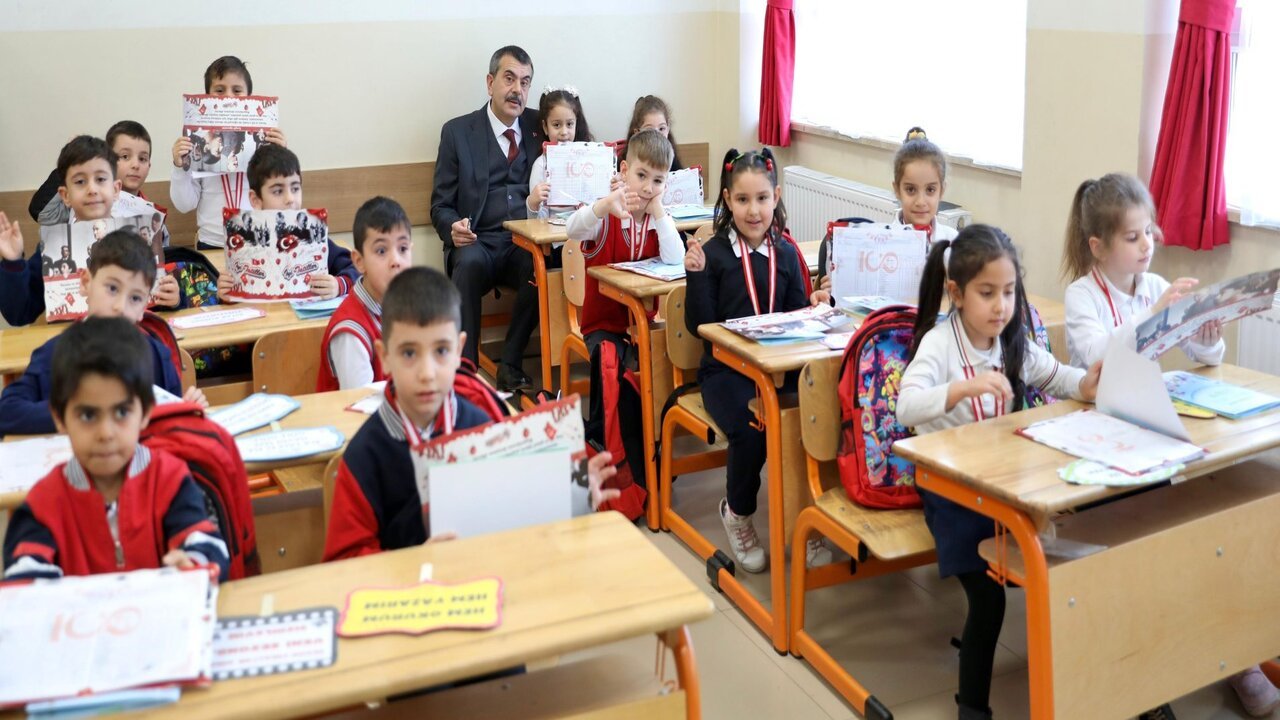 Ogrencilere Mujde Yaz Tatili Uzuyor Okullar Daha Gec Acilacak 2