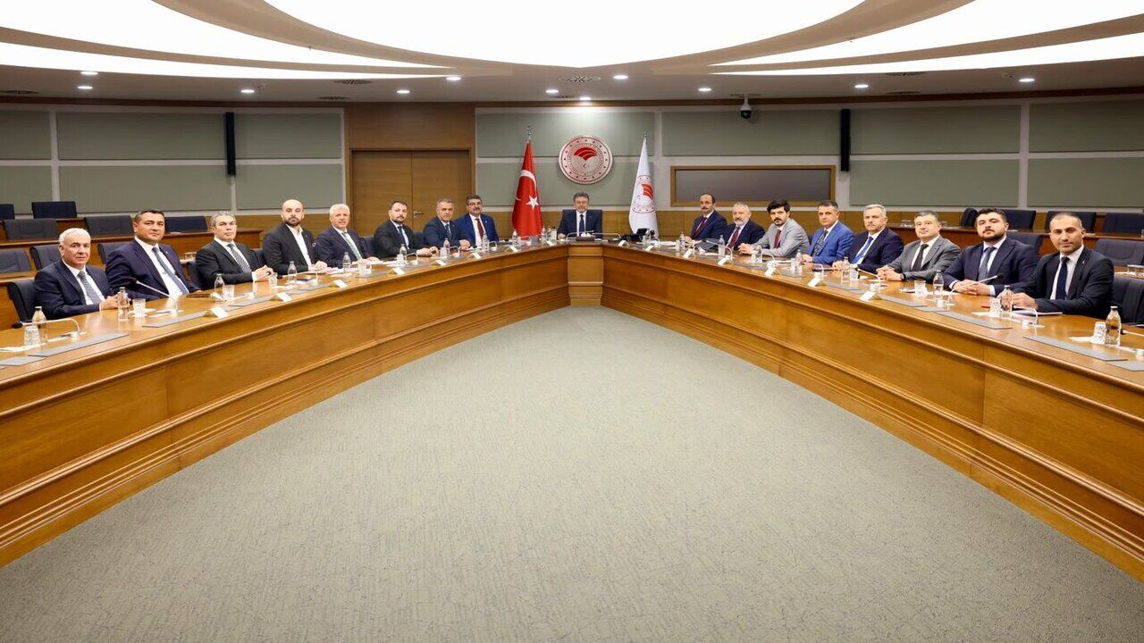 AK Parti Batman Heyeti Dev Projeler İçin Bakan Yumaklı ile Masaya Oturdu