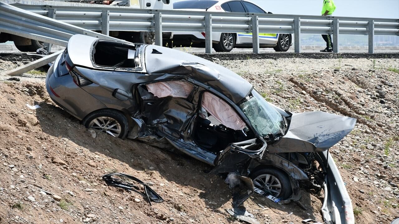 Batman Diyarbakir Yolunda Feci Kaza 1 Olu 2 Agir Yarali 3