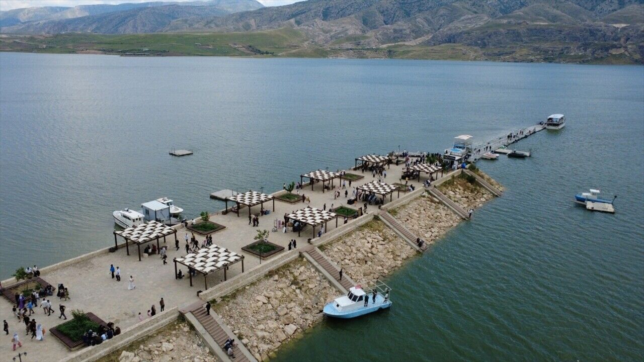 Tarihin Ve Doganin Merkezi Hasankeyfte Bayram Tatili Yogunlugu 1