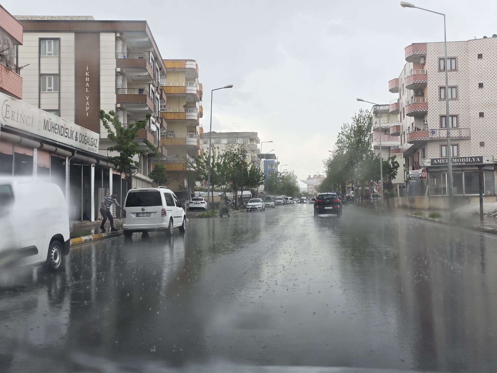 Meteorolojiden Batmana Sari Kodlu Uyari Kuvvetli Saganak Geliyor