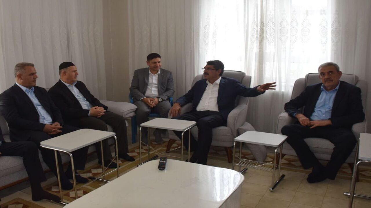 Milletvekili Nasiroglu Ve Baskan Sansi Bayramda Ev Ev Geziyor 3