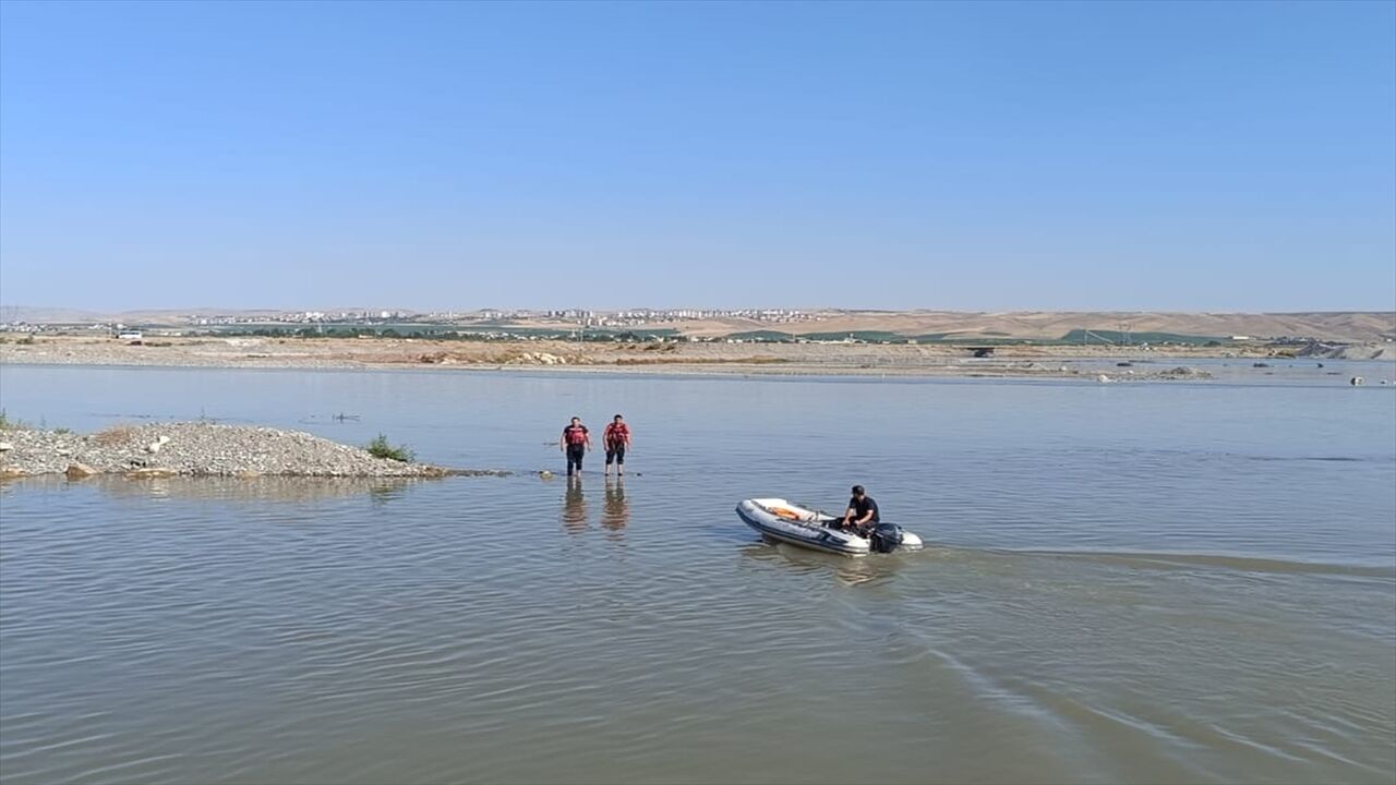 Batman'da Serinlemek İçin Suya Giren Genç Kurtarılamadı
