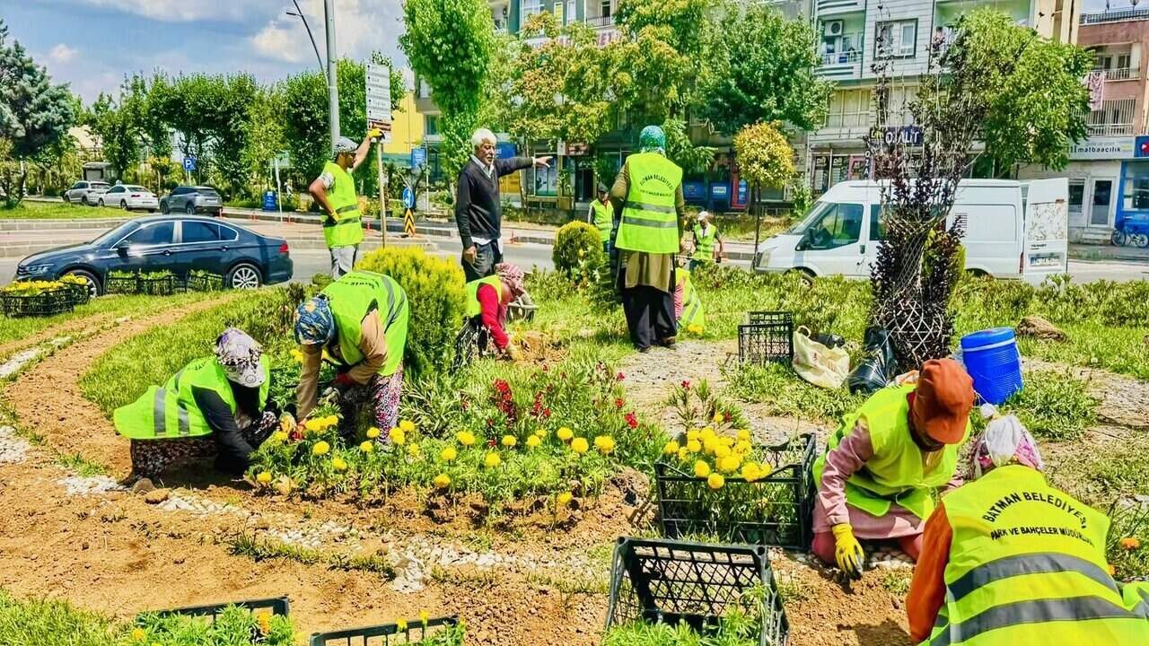 Batmanda Refuj Ve Kavsaklar Ciceklerle Renkleniyor 1