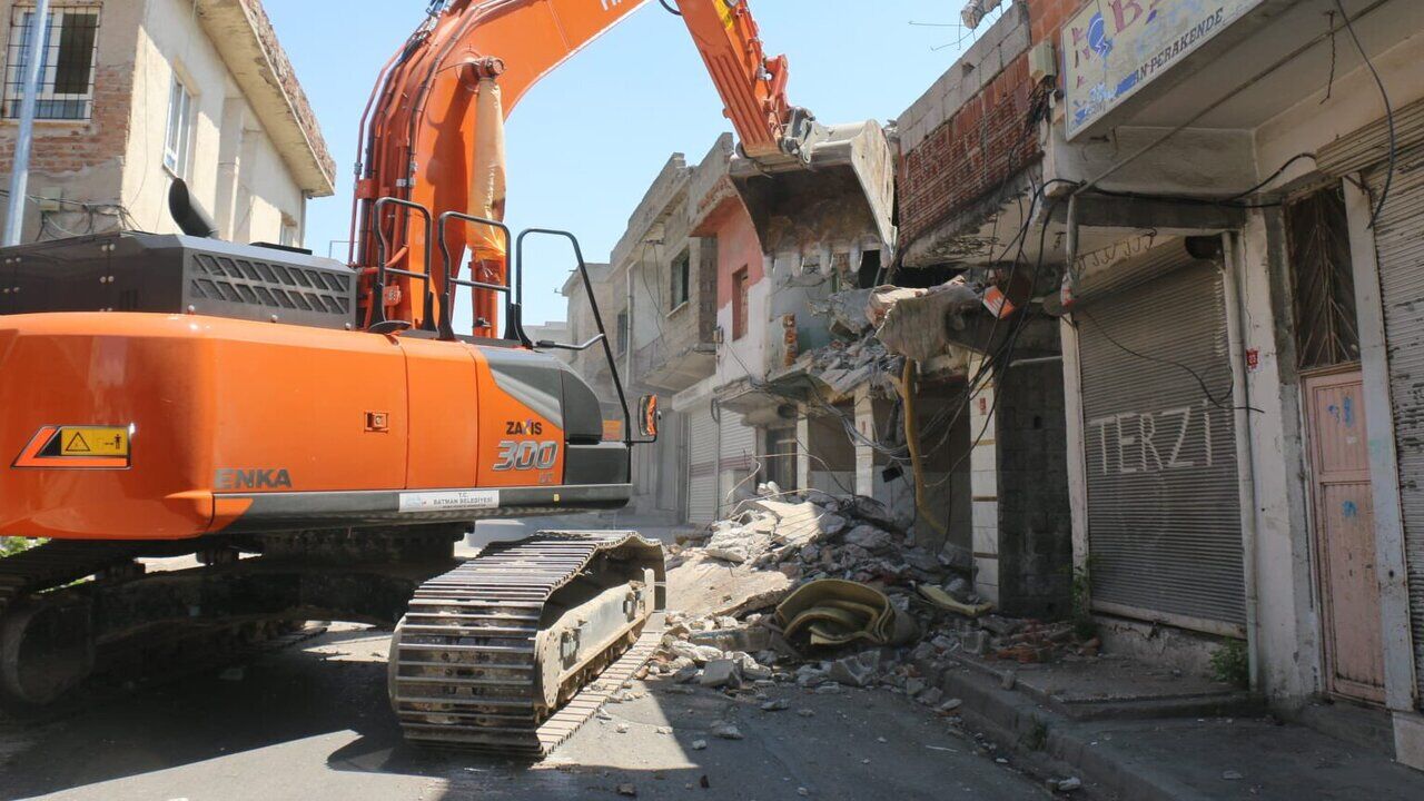 Çarşı Mahallesi’ndeki Metruk Yapılar Yıkılıyor
