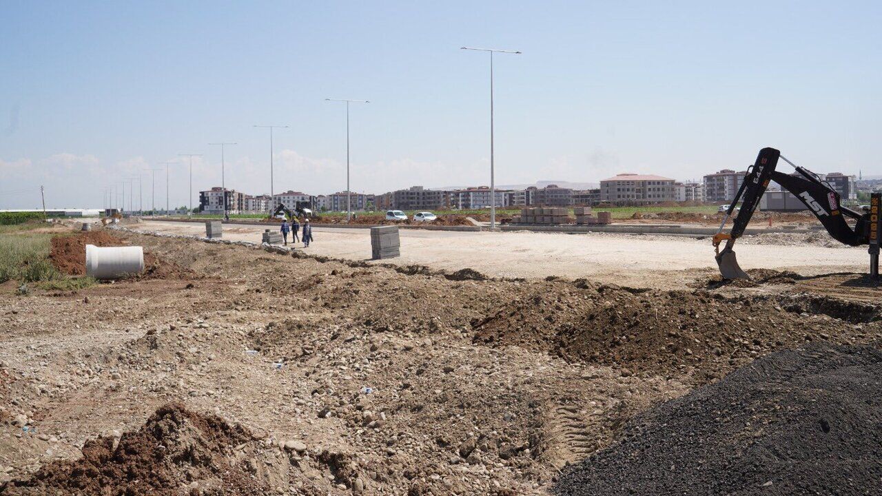 Necat Nasıroğlu Bulvarı’nda Çifte Mesai: Hem Yol Hem Altyapı Aynı Anda Yenileniyor