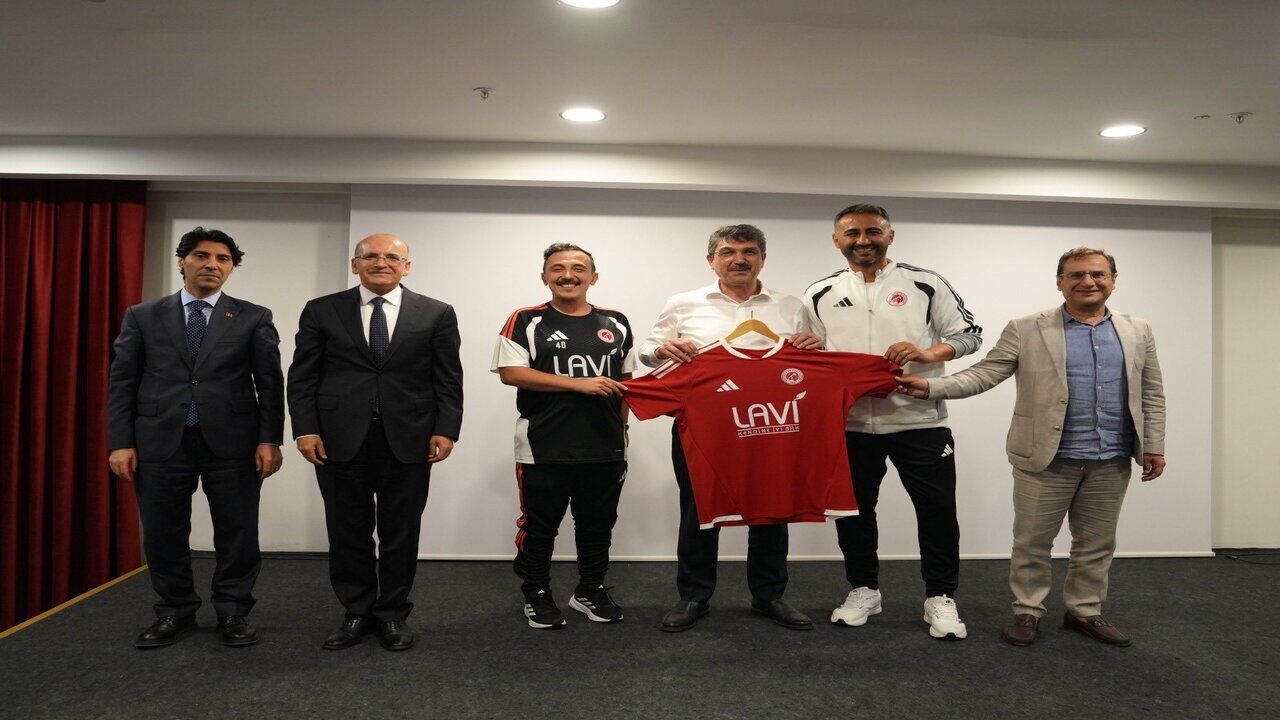 Bakan Şimşek ve Milletvekili Nasıroğlu’ndan Batman Petrolspor Kampına Ziyaret