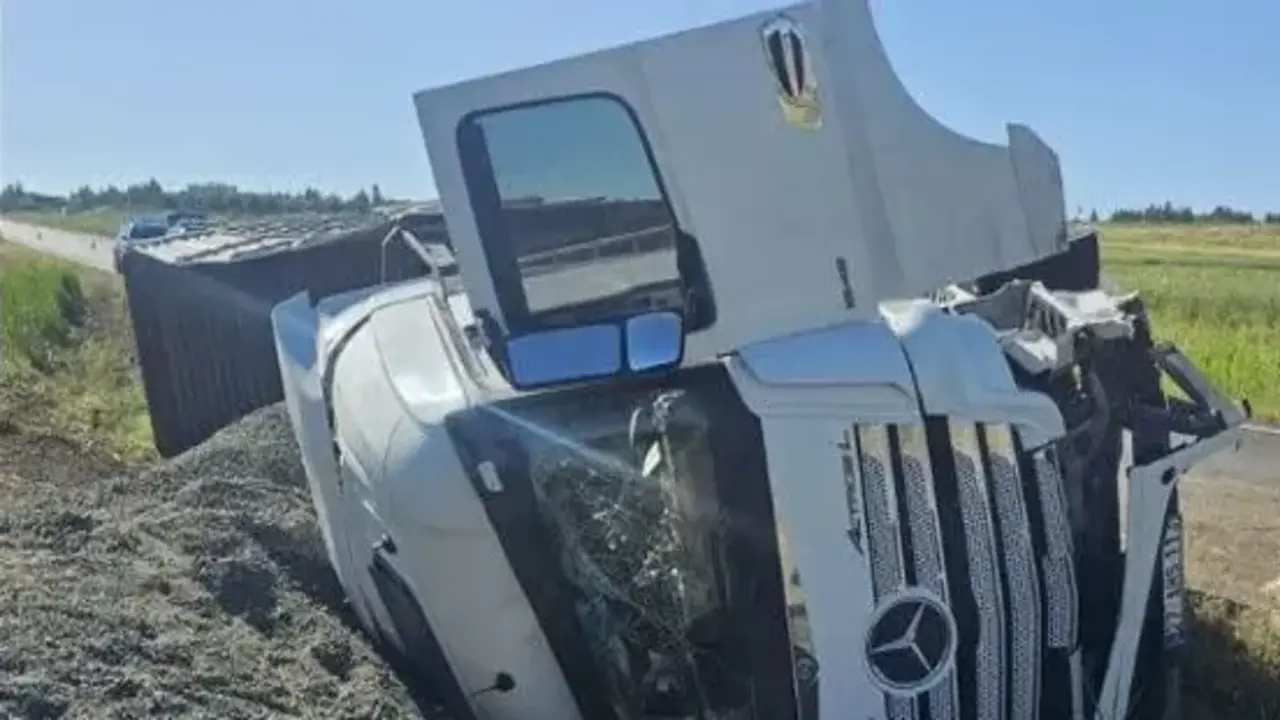 İkiköprü Girişinde Kamyon ile Otomobil Çarpıştı, 3 Yaralı