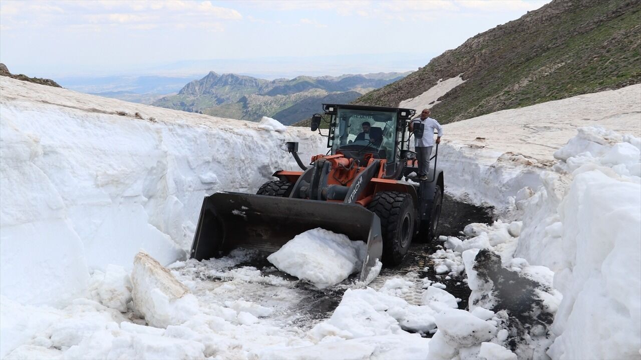 Mereto Dağı’nda 4 Metrelik Kar Tünelleri İş Makineleriyle Aşılıyor