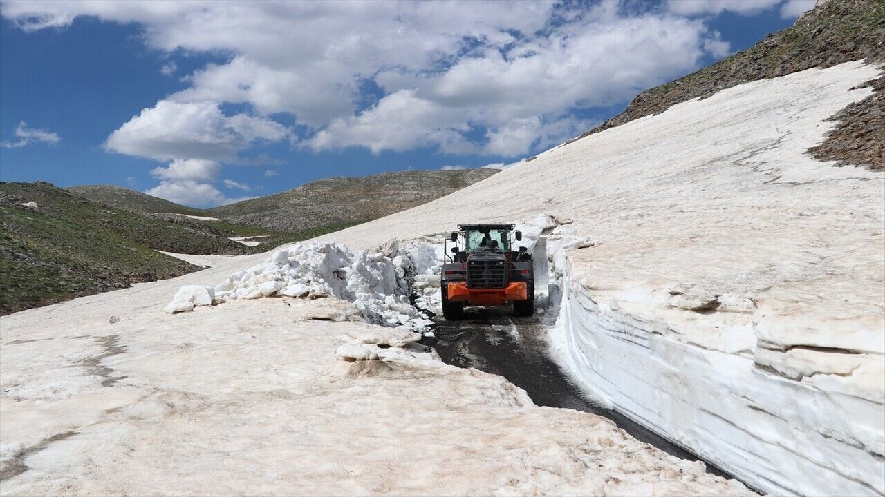 Mereto Daginda 4 Metrelik Kar Tunelleri Is Makineleriyle Asiliyor 2