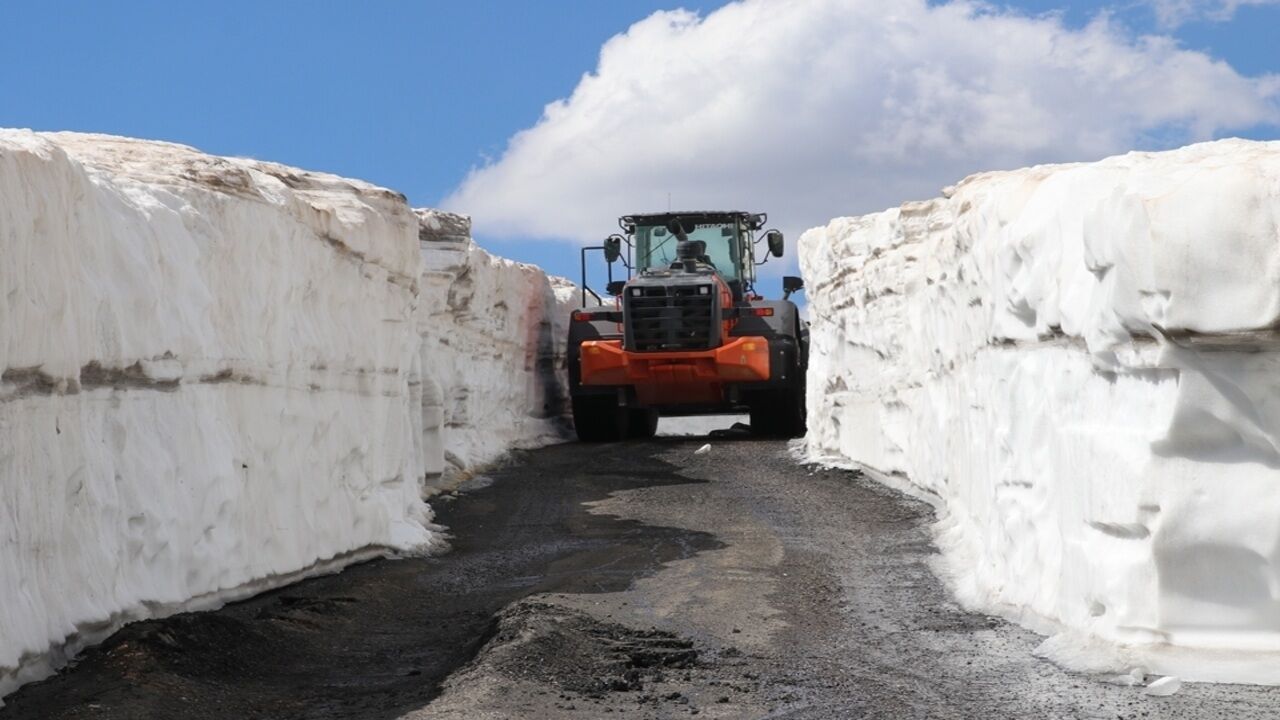 Mereto Daginda 4 Metrelik Kar Tunelleri Is Makineleriyle Asiliyor