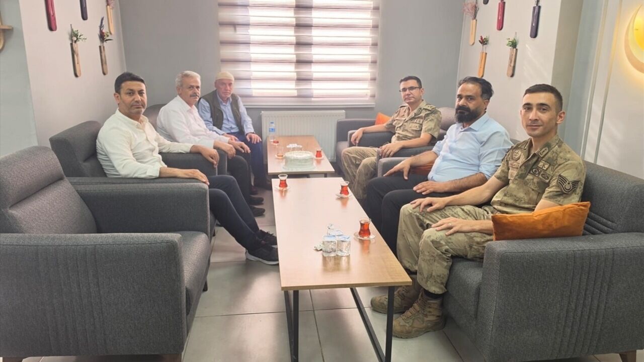 Sason’da Şehit Ailelerinden Jandarmaya Anlamlı Ziyaret