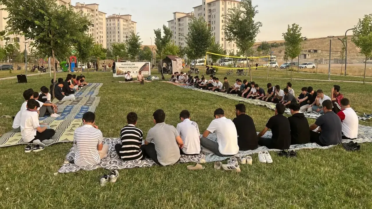 Batman'da Mahalle Dayanışması: Gençler Masa Tenisi ve Ok Atmada Yarıştı