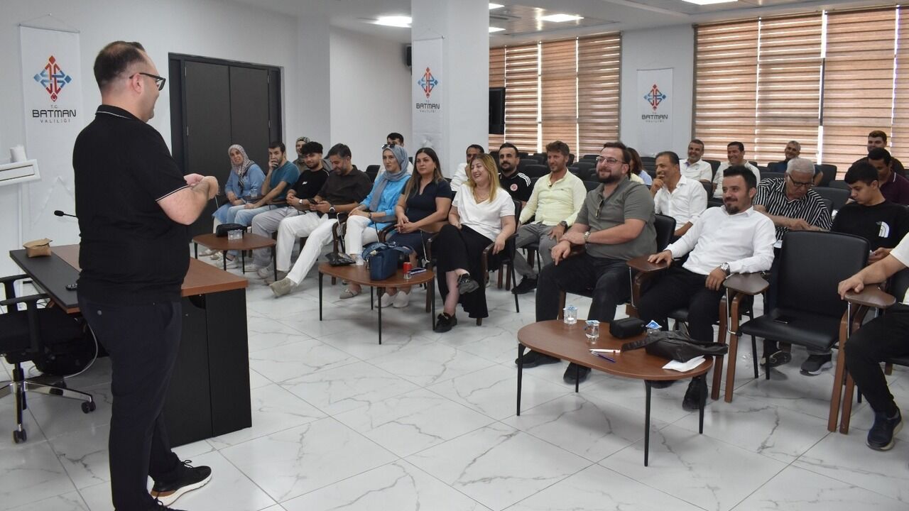 Batmanda Gazetecilere Etkili Konusma Egitimi