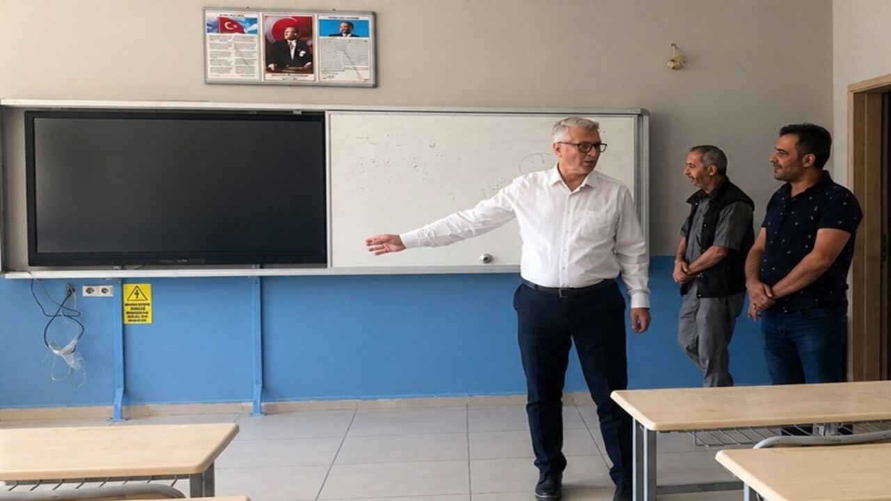 Il Milli Egitim Muduru Yasar Cigerden 100 Yil Ortaokuluna Ziyaret 1
