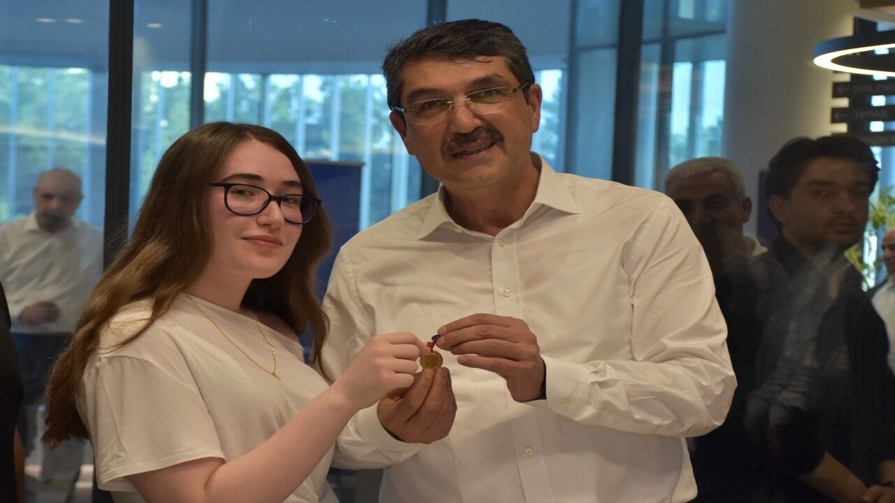 Ferhat Nasıroğlu'ndan Türkiye Derecesi Yapan Öğrencilere Altın Ödülü