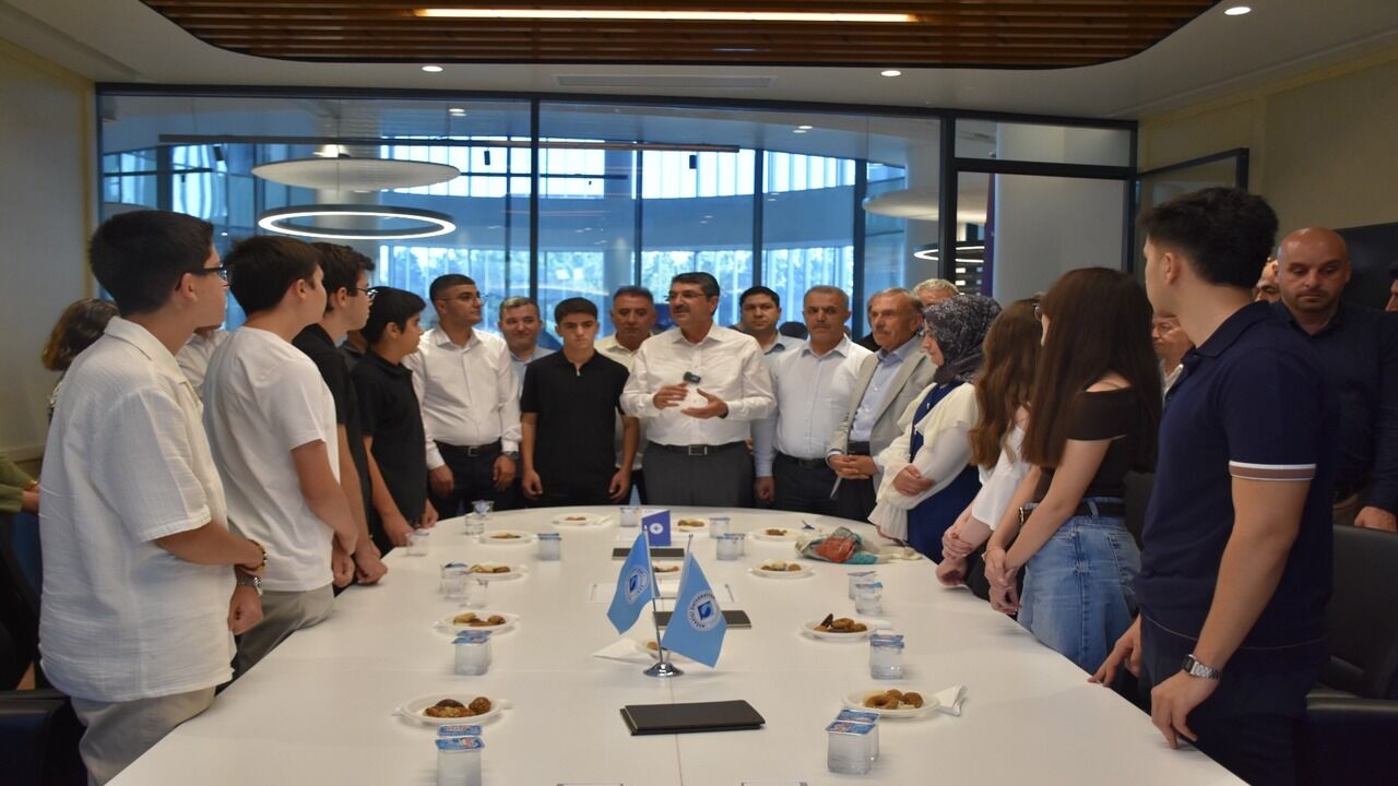 Ferhat Nasiroglundan Turkiye Derecesi Yapan Ogrencilere Altin Odulu