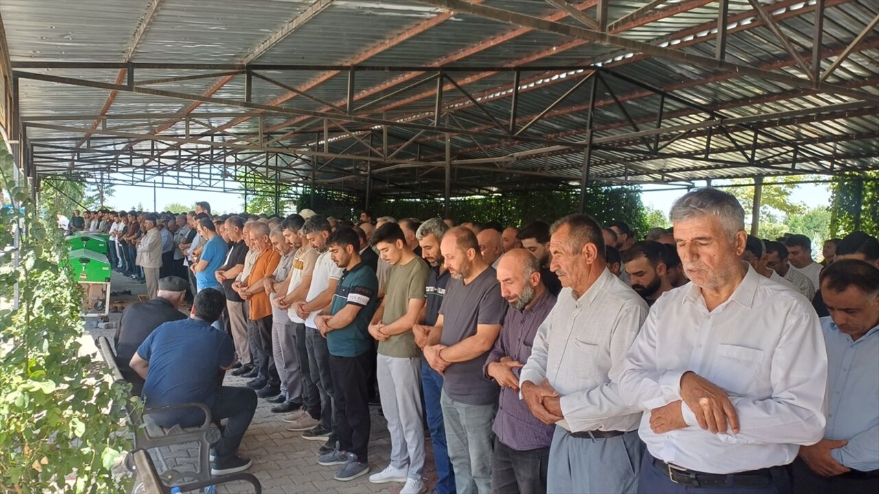 Batman, Asri Mezarlık Saldırısında Hayatını Kaybedenleri Uğurladı
