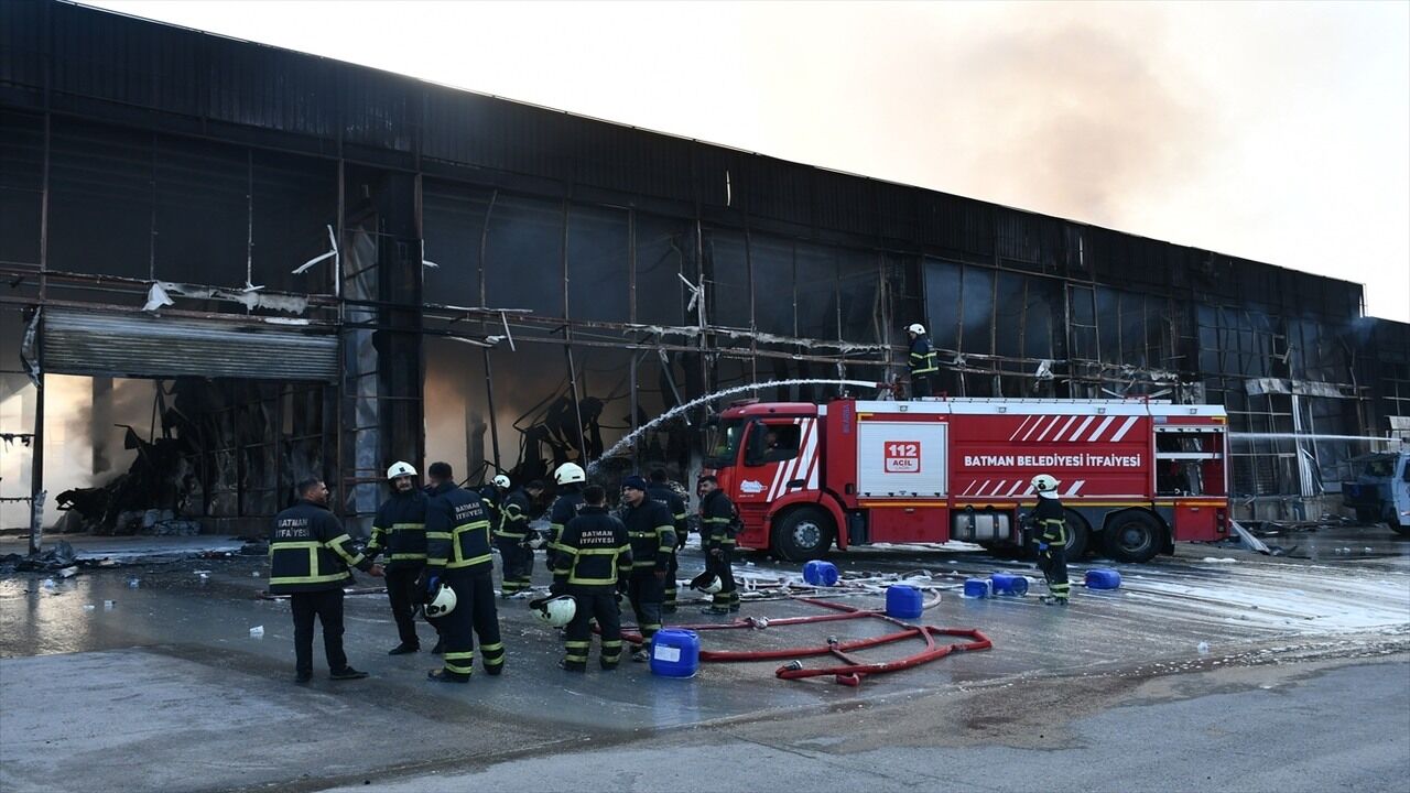 Depo Yangınında Forklift ve Araçlar Kullanılamaz Hale Geldi