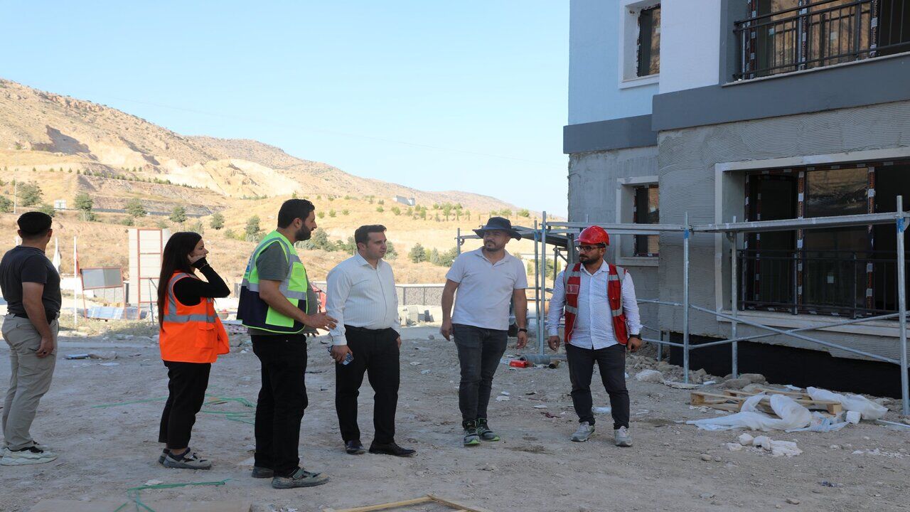 Kaymakam Boyuk Hasankeyf Toki Konutlari Insaatinda Incelemelerde Bulundu
