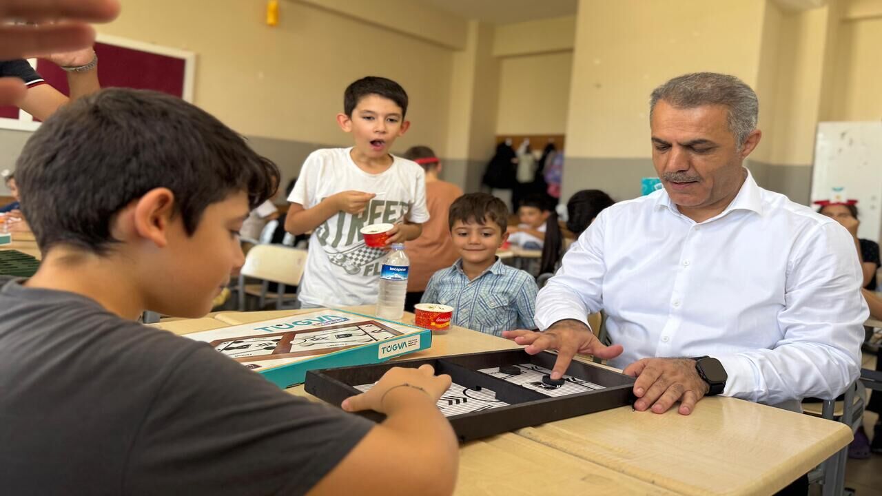 TÜGVA Yaz Okulu Öğrencilerine Dondurma Sürprizi