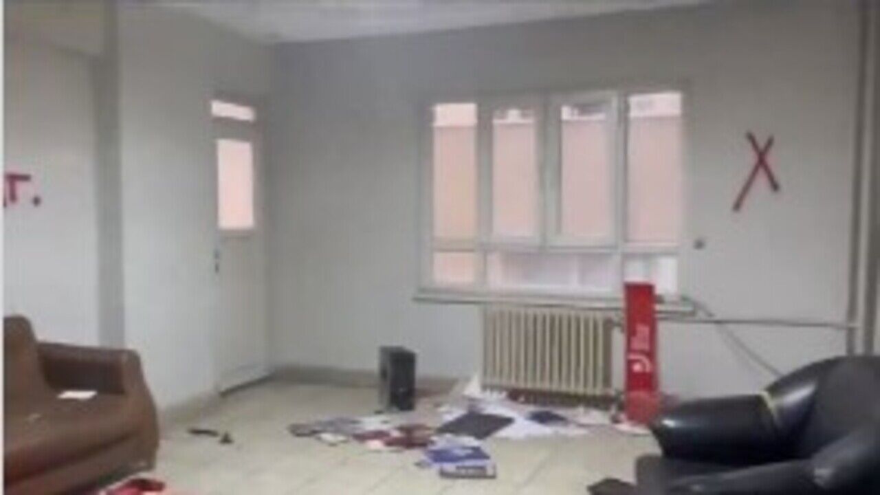 Chp Batman Il Baskanligi Binasinda Tepki Ceken Goruntuler 1