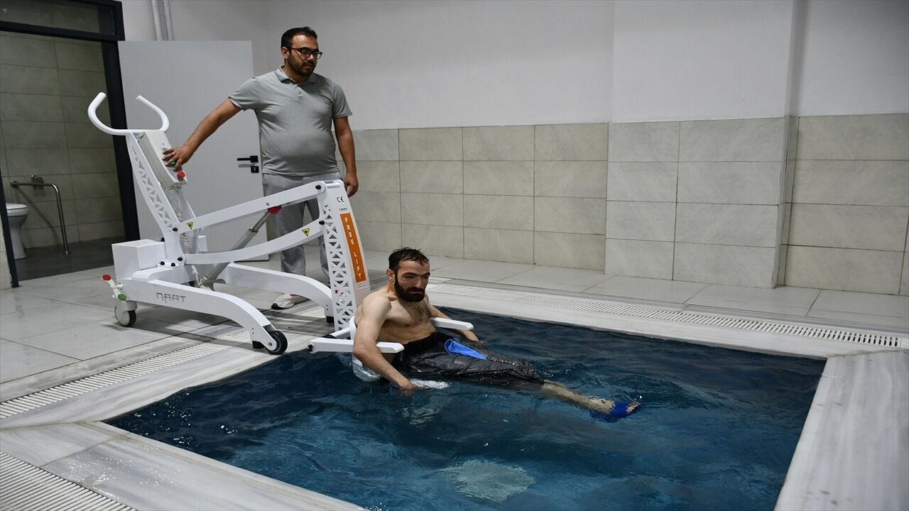 Batman’da Engelli Bireyler Yaz Sıcağında Havuzda Serinliyor
