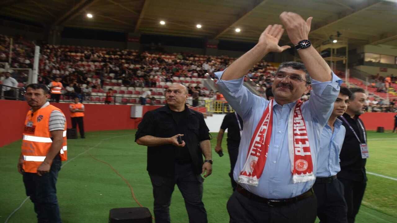 Nasıroğlu Taraftarı Selamladı, Tribünlerden Alkış Aldı