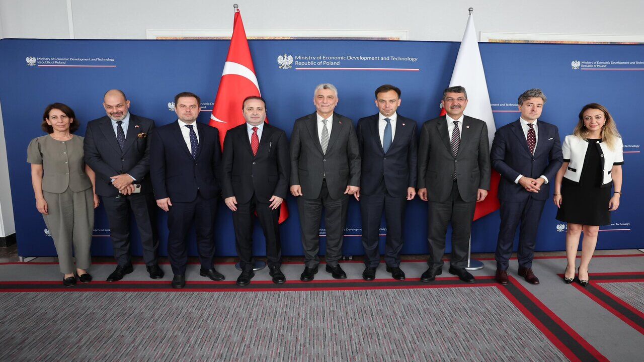 Nasiroglu Varsovadaki Kritik Ekonomi Zirvesine Katildi 1
