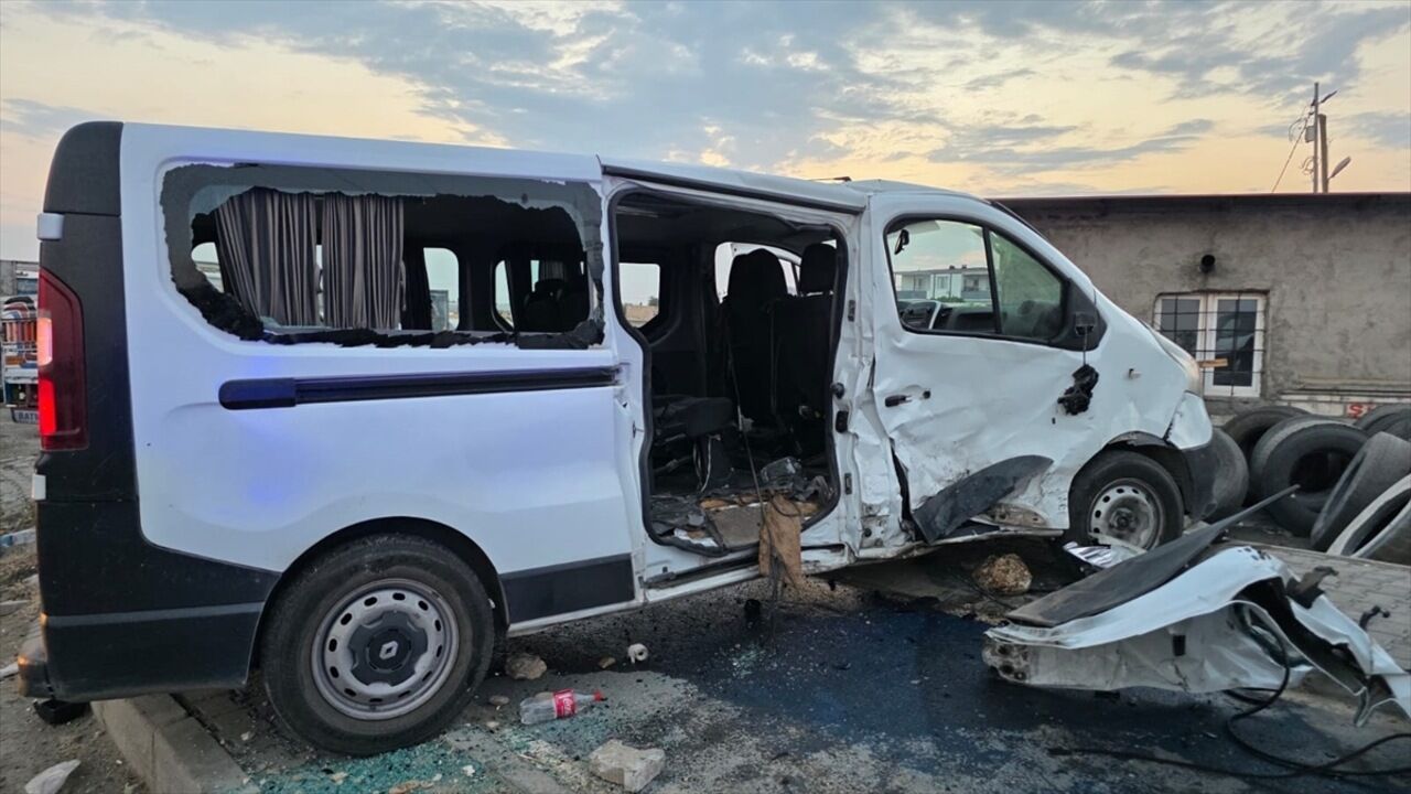 Batman'da İki Minibüs Çarpıştı: 9 Yaralı