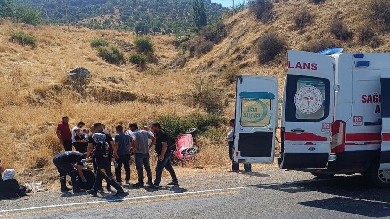 Sason’da Otomobil Şarampole Yuvarlandı: 4 Yaralı, 1'inin Durumu Ağır