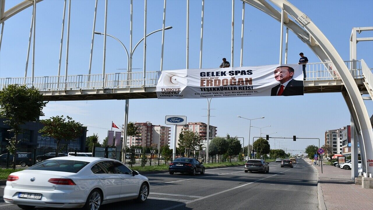 AK Parti Batman Gençlik'ten Erdoğan'a Pankartlı Teşekkür
