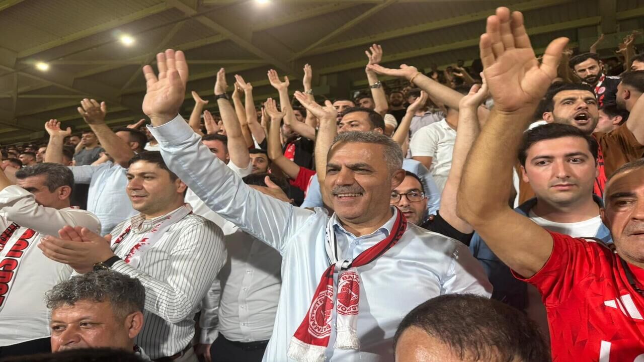 AK Parti İl Başkanı Şansi Taraftarlarla Aynı Tribünde Buluştu