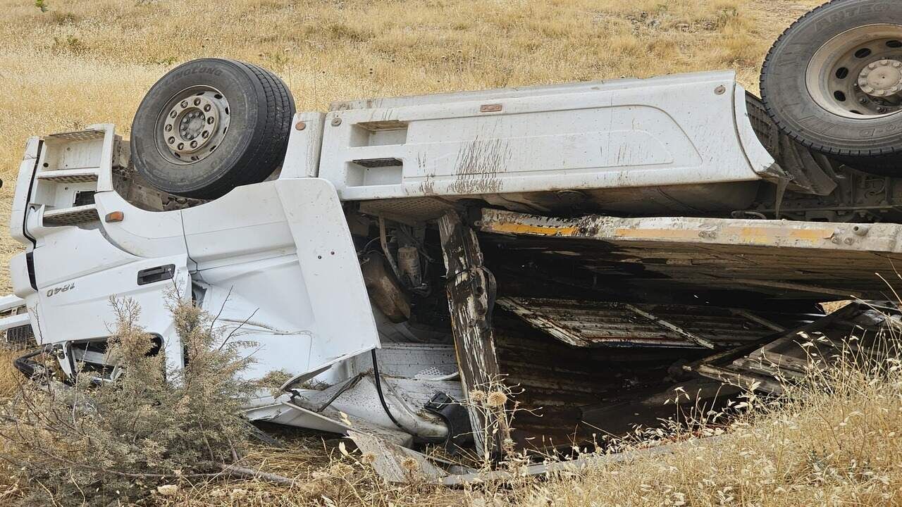 Batman-Hasankeyf Yolunda TIR Devrildi: Sürücü Öldü