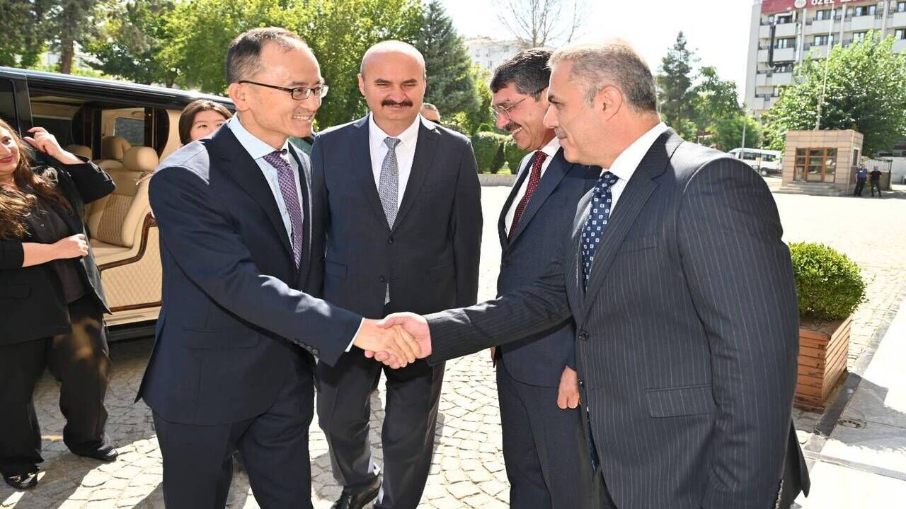 Cin Buyukelcisi Batmanda Yatirim Temaslarina Basladi 1