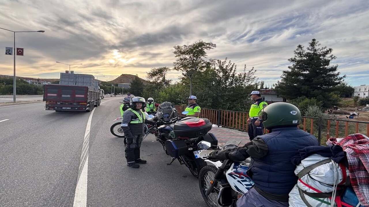 Kozluk’ta Motosiklet Sürücülerine Güvenli Sürüş Eğitimi