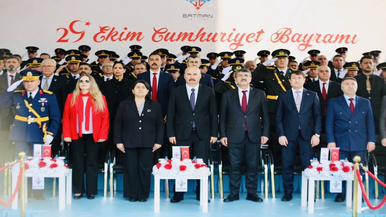 Batmanda Cumhuriyet Bayrami Coskuyla Kutlandi 2