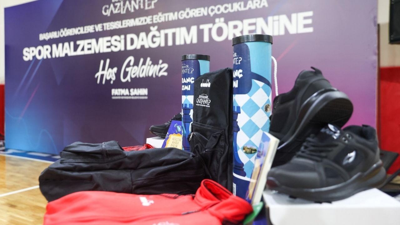 Gaziantep'te 3 bin 500 öğrenciye spor malzemesi dağıtıldı