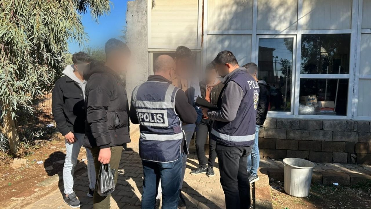 Mardin'de polis ekipleri okul çevreleri ve servis araçlarını denetledi